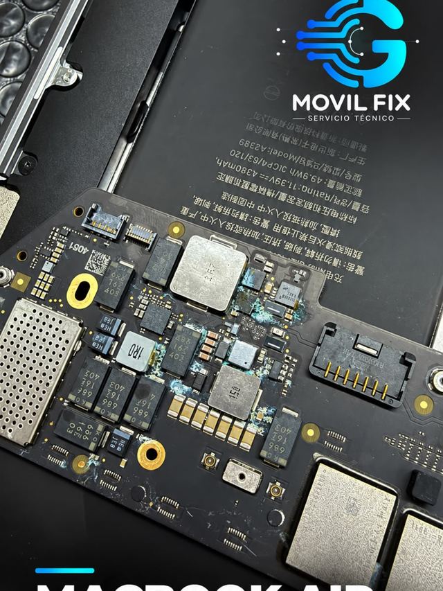 Placa de MacBook Air dañada por líquido