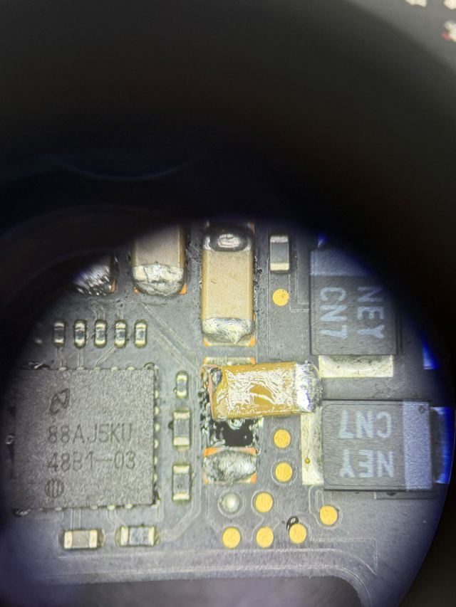 Circuito de backlight de iPhone visto al microscopio