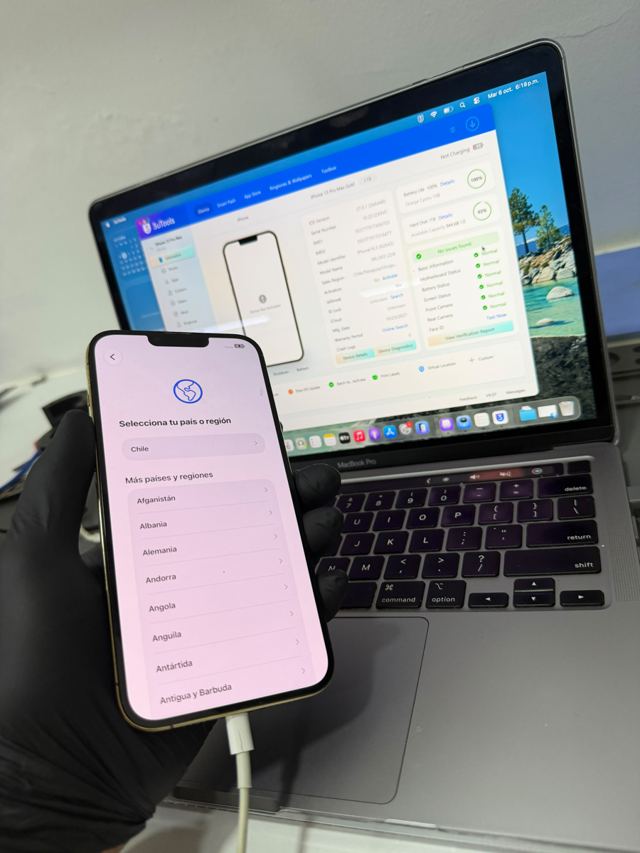 iPhone conectado a un MacBook durante una restauración